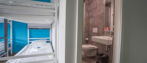 Chambre Quadruple Ăconomique, salle de bains privĂ©e | Salle de bain