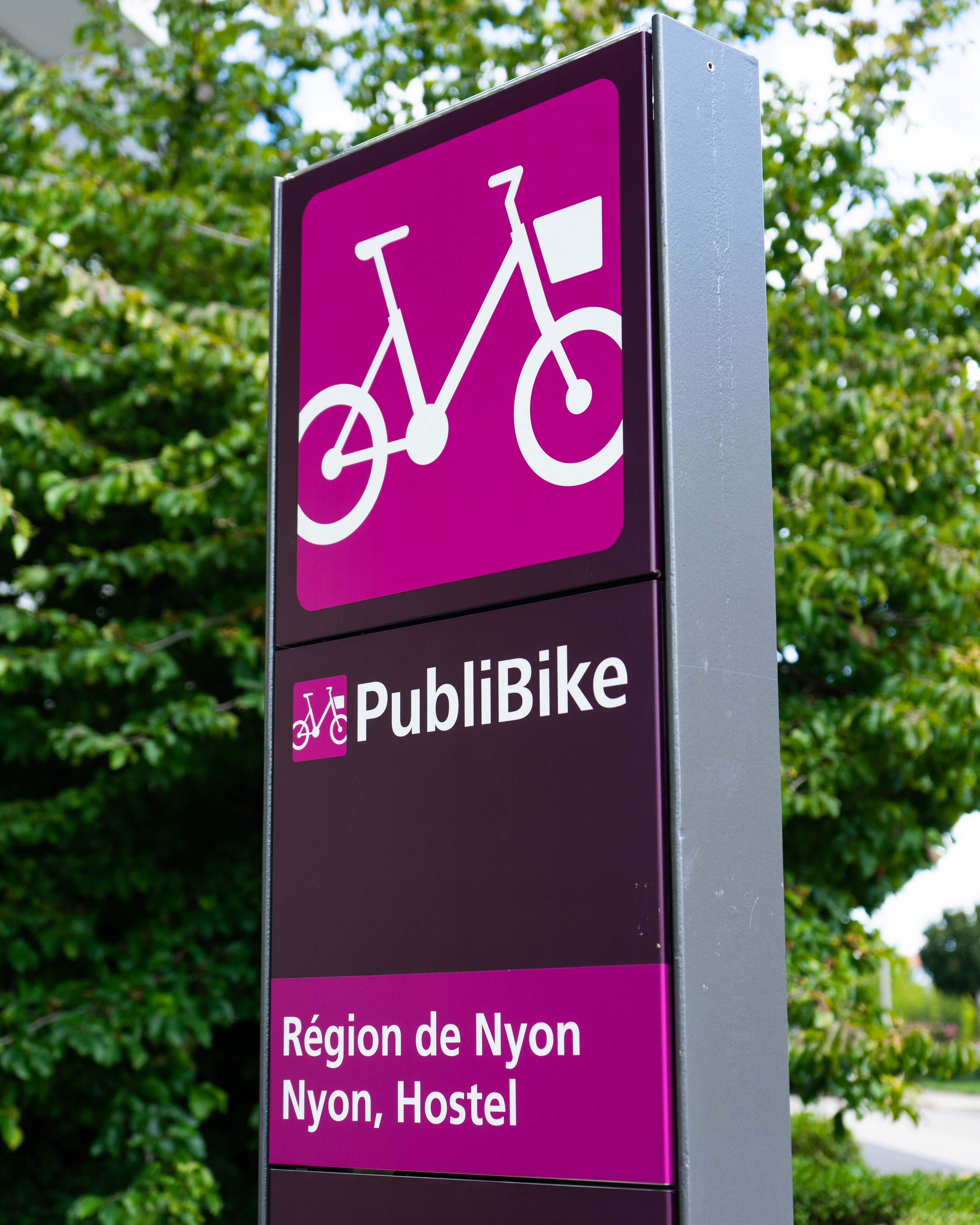 Bordje voor een openbare fietsverhuurservice in Nyon, Hostel.