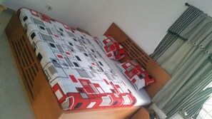 Desk, iron/ironing board, cots/infant beds, bed sheets - Mac-P Guesthouse (Kweiman)