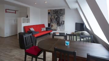 Apartment | Wohnbereich | 100-cm-Flachbildfernseher mit Satellitenempfang, LCD-Fernseher