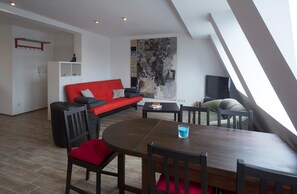 Appartement | Woonruimte | Een 100-cm flatscreentelevisie met satellietzenders en lcd-televisie