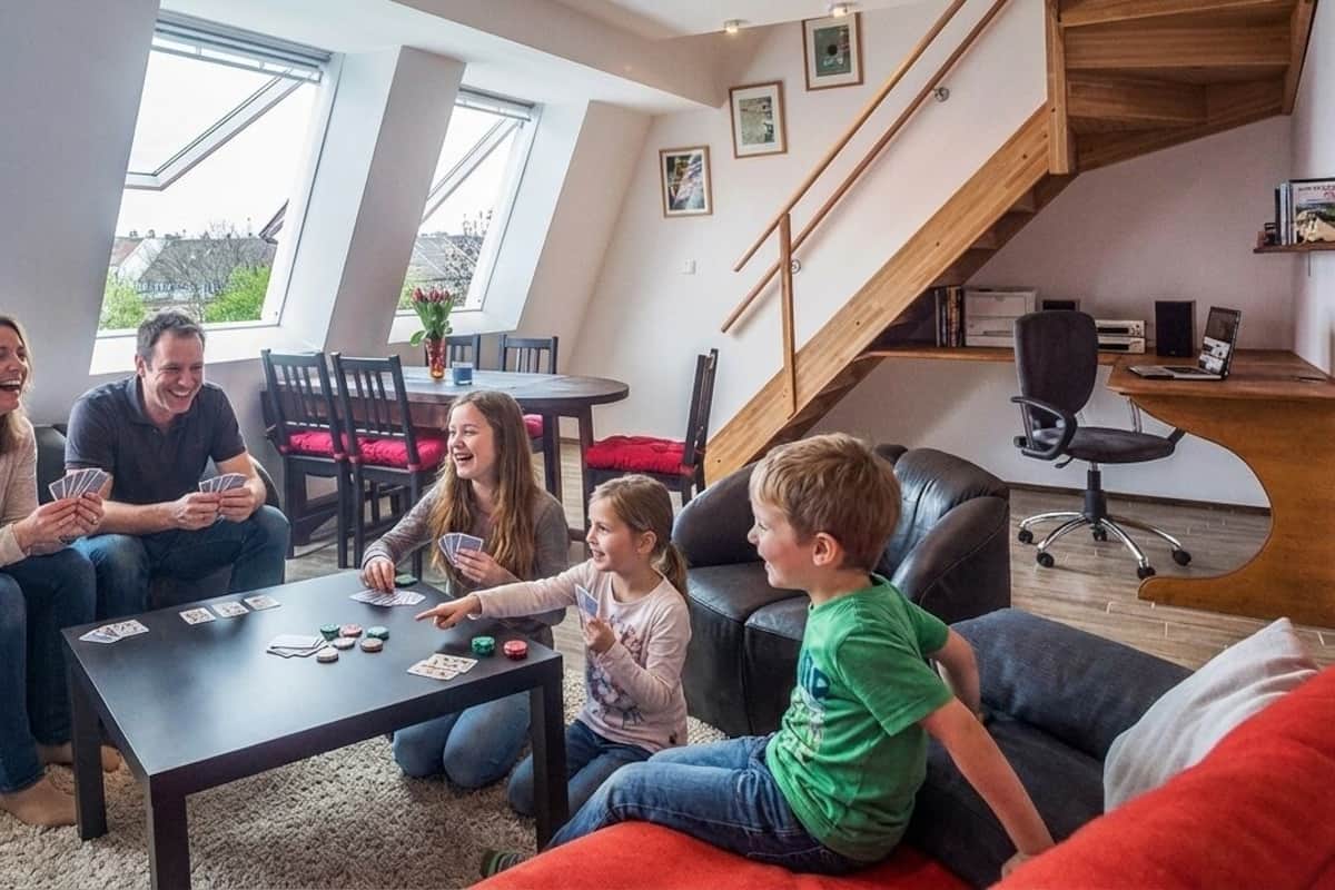 Apartment | Wohnbereich | 100-cm-Flachbildfernseher mit Satellitenempfang, LCD-Fernseher