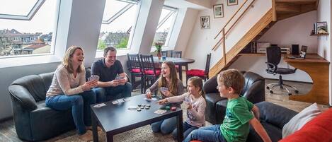 Appartement | Coin séjour | Télévision à écran plat de 100 cm avec chaînes par satellite