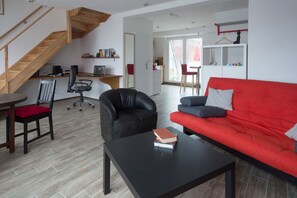 Apartment | Living area | 100-cm flat-screen TV with satellite channels, LCD TV - Apartment11 Thüringer (Cologne)