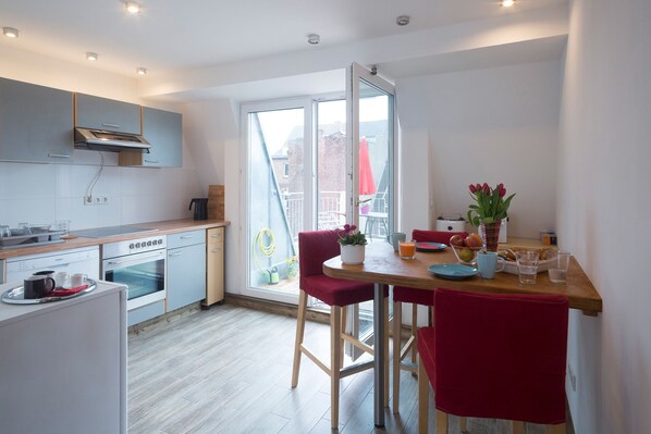 Apartamento | Cocina privada | Frigorífico, horno, placa de cocina y máquina de café espresso