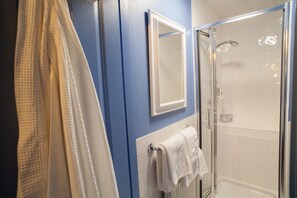 Superior-Zweibettzimmer, mit Bad (Second floor dormer) | Badezimmer