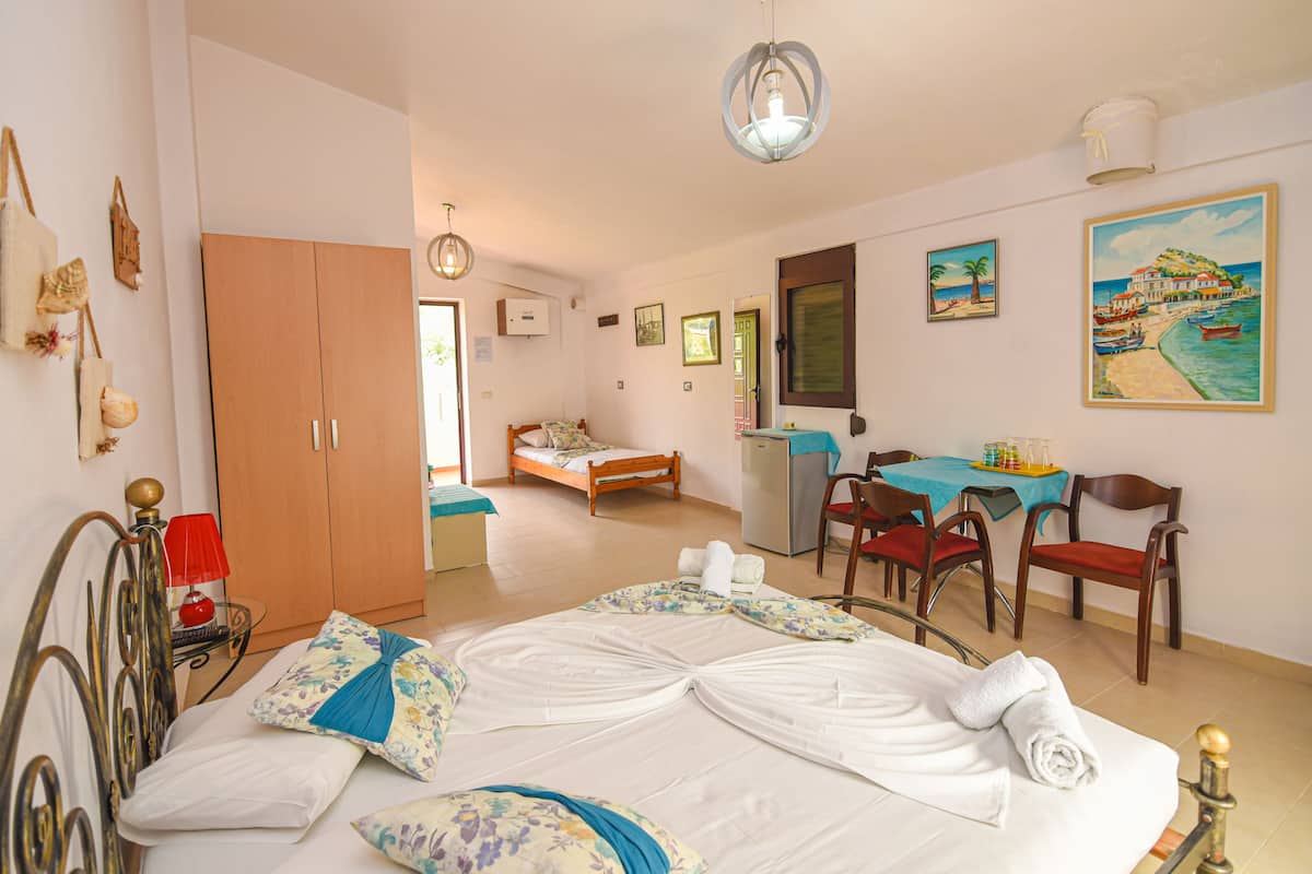 Triple Room, Sea View | Soundproofing, WiFi (free), bed sheets