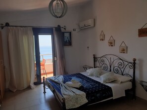 Soundproofing, free WiFi, bed sheets