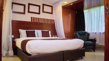 Deluxe Room | Premium bedding, desk, soundproofing, iron/ironing board