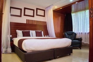 Deluxe Room | Premium bedding, desk, soundproofing, iron/ironing board