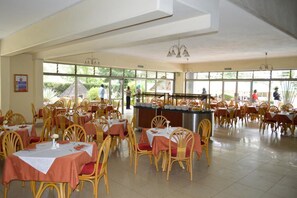 Ze serveren er ontbijt, lunch en diner 