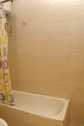 ห้องดีลักซ์ดับเบิล | ห้องน้ำ | อ่างอาบน้ำ, ของใช้ในห้องน้ำฟรี, รองเท้าสวมภายในห้อง, ผ้าเช็ดตัว