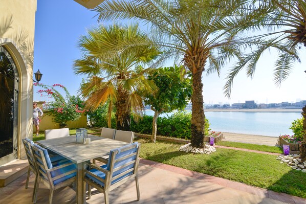 Piscine extérieure, chaises longues