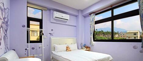 Tallelokero huoneessa, pimennysverhot, äänieristys, ilmainen Wi-Fi