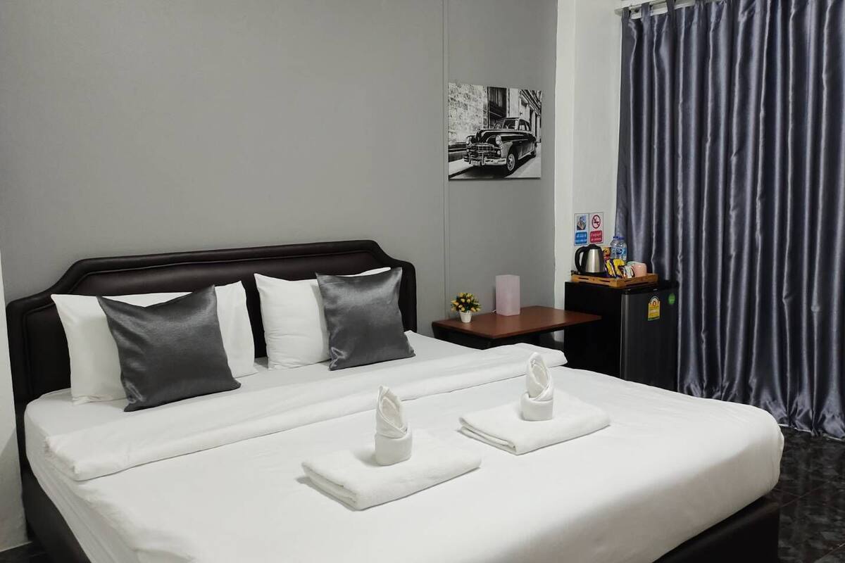 Phòng đôi Tiêu chuẩn, 1 giường cỡ king, không hút thuốc, tủ lạnh | Minibar với thức uống miễn phí, bàn