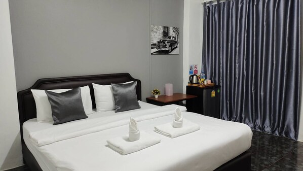 Quarto casal standard, 1 cama King, para não fumantes, geladeira | Frigobar (abastecido com itens grátis), escrivaninha