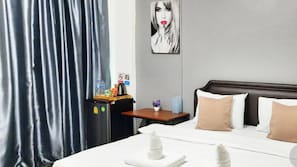 Quarto casal standard, 1 cama King, para não fumantes, geladeira | Frigobar (abastecido com itens grátis), escrivaninha