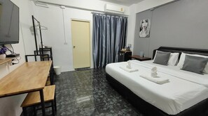 Quarto casal standard, 1 cama King, para não fumantes, geladeira | Frigobar (abastecido com itens grátis), escrivaninha