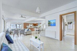 别墅 | 客厅 | 平板电视、乒乓球