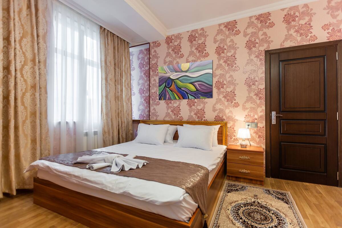 Egyptian cotton sheets, premium bedding, in-room safe, desk