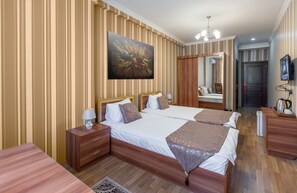 Quarto triplo standard, vista para a cidade | Roupas de cama de algodão egípcio, roupas de cama premium