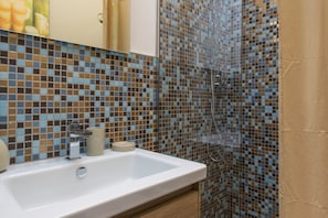 Dusche, Haartrockner, Bidet