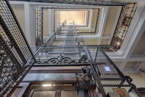 Interior - Elegant penthouse studio of 25 square meters located in the heart of Turin, in a pedestrian area full of places to discover, museums, pleasant squares, cafes, restaurants and shops. Piazza Castello is 5 minutes, Porta Susa station 10-15 minutes on foot.  (Torino)