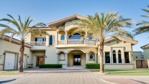 Exterior - Six BDR Villa Palm Tropic Palm Jumeirah (Dubai)