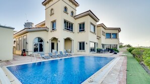 Outdoor pool - Six BDR Villa Palm Tropic Palm Jumeirah (Dubai)