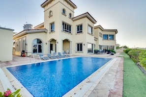 Outdoor pool - Six BDR Villa Palm Tropic Palm Jumeirah (Dubai)