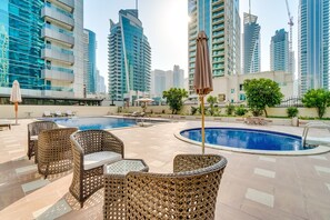 Outdoor pool, pool umbrellas, pool loungers - Heart of Dubai Marina- Two BDR Apartment (Dubai)