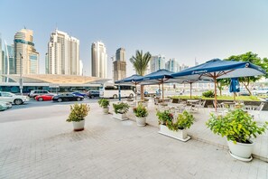 BBQ/picnic Area - Heart of Dubai Marina- Two BDR Apartment (Dubai)
