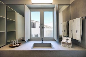 经典双人房或双床房 | 浴室 | 淋浴设施、免费洗浴用品、吹风机、毛巾