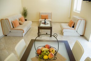 Apartamento conforto, vista para o mar | Escrivaninha, quartos à prova de som, ferros/tábuas de passar roupa