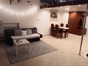 Duplex exclusif, vue sur la ville | Salle de séjour | Téléviseur à écran plat