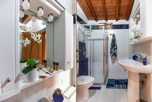 Douche, sèche-cheveux, bidet, serviettes fournies