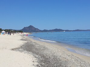 På stranden, liggestole, badehåndklæder