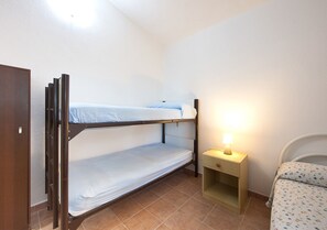 3 habitaciones, tabla de planchar con plancha y cuna de viaje 