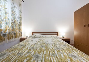 3 bedrooms, iron/ironing board, travel cot, bed sheets
