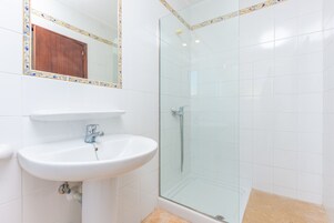 Ducha, cabezal de ducha tipo lluvia, secador de pelo, toallas