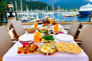 Petit déjeuner composé de spécialités régionales compris tous les jours