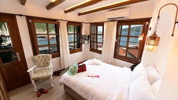 Egyptian cotton sheets, premium bedding, minibar, in-room safe