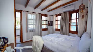 Habitación doble, balcón, vista al mar | Sábanas de algodón egipcio, ropa de cama de alta calidad y minibar