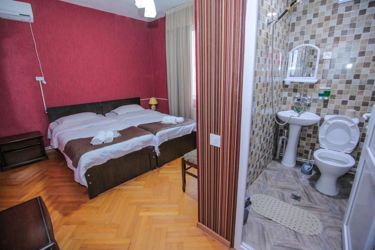 Standaard driepersoonskamer | Een bureau, geluiddichte muren, een strijkplank/strijkijzer, gratis wifi