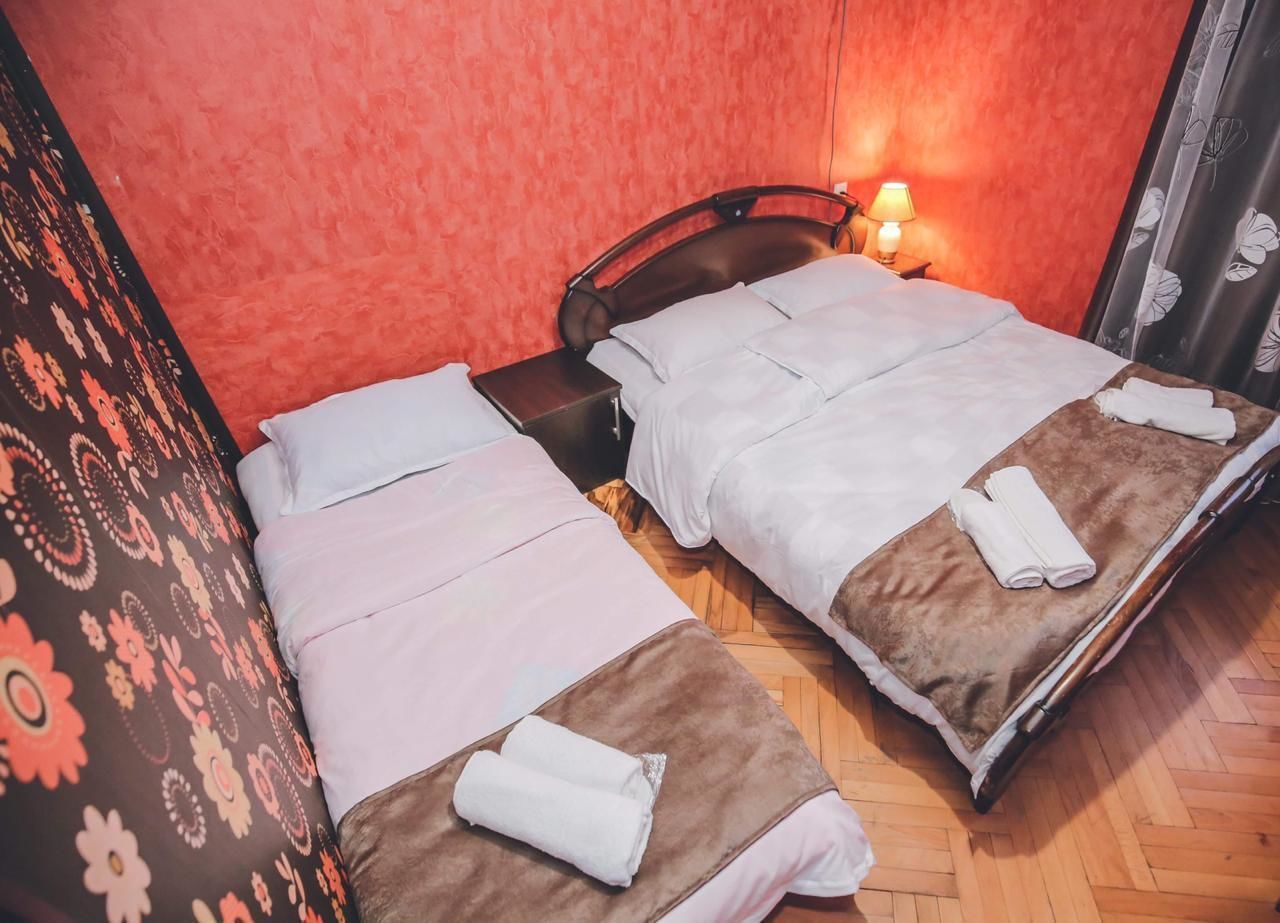 Comfort driepersoonskamer | Een bureau, geluiddichte muren, een strijkplank/strijkijzer, gratis wifi