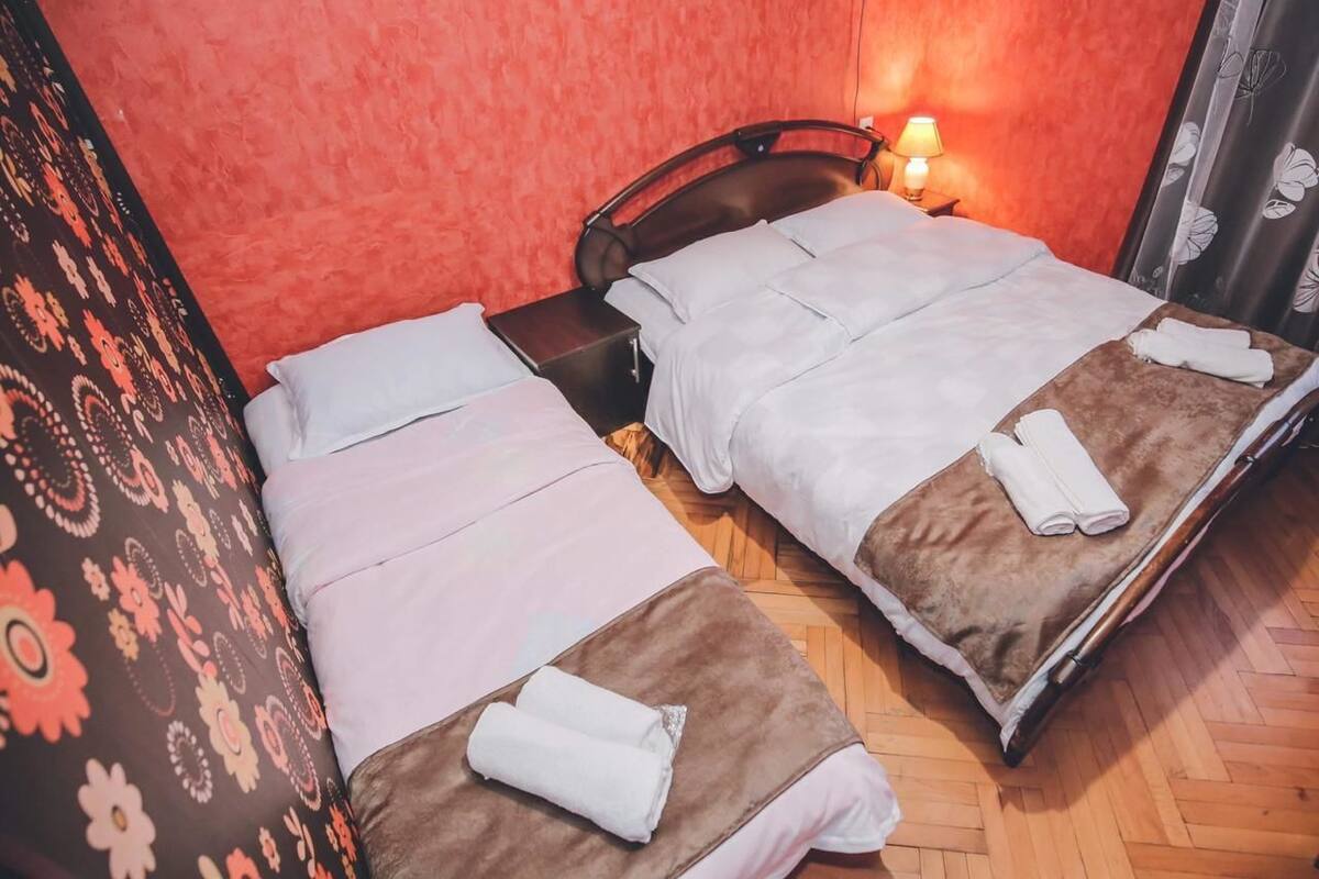 Comfort driepersoonskamer | Een bureau, geluiddichte muren, een strijkplank/strijkijzer, gratis wifi