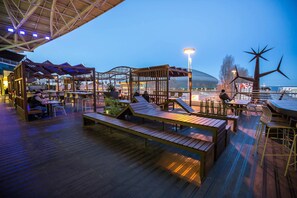 Outdoor dining - Apartment near the airport and Parque Naciones (Lisboa)