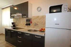 Fridge, coffee/tea maker, cookware/dishes/utensils, dining tables - Apartment Tomislav (Silo - island Krk)