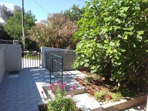 Property grounds - Apartment Tomislav (Silo - island Krk)