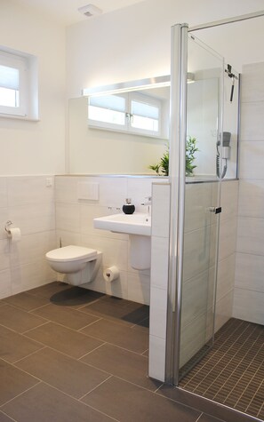 Eenvoudig appartement, uitzicht op binnenplaats | Badkamer | Een douche, een haardroger, handdoeken, toiletpapier
